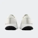 Championes de running New Balance Fresh Foam X Evoz V4, color blanco con detalles en gris claro y salpicaduras marrones en la entresuela. Presentan un logo "N" en el lateral y tecnología Fresh Foam X en la suela.