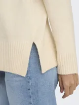 Sweater de punto gris oscuro con cuello alto, manga larga y diseño holgado. Presenta puños y cuello acanalados, con una textura suave y cómoda.