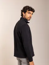 Sweater celeste de algodón y poliéster con cuello alto y cierre parcial con cremallera.