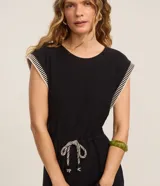 Mono largo de viscosa negro con cuello redondo, sin mangas y hombros anchos. Presenta detalles de punto a rayas en las sisas y cordón ajustable en la cintura con borlas.