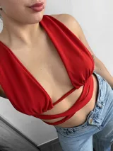 Top negro con escote halter y tiras cruzadas en el abdomen.