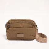 Bandolera color marrón con correa ancha estampada, cierre superior y bolsillo frontal con cierre.