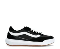 Championes Vans modelo UltraRange, de diseño deportivo y versátil. Presentan una combinación de color negro con detalles en blanco en la banda lateral característica y la suela. Confeccionados con materiales ligeros y flexibles, cuentan con una entresuela amortiguada y suela de goma resistente.