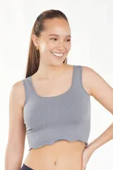 Top gris de rib con breteles gruesos y volado en el ruedo.