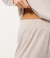 Pijama de dos piezas confeccionado en tejido ribana, compuesto por una remera de manga larga con escote en V y detalle de encaje, y un pantalón largo con cintura elástica.