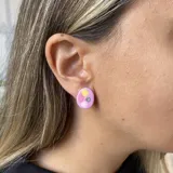 Par de aros con forma ovalada irregular, color verde lima con detalles en rosa y aplique de strass.