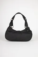 Cartera marrón de símil cuero con detalles de pespuntes y apliques de tachas metálicas. Cuenta con hebilla, dos asas fijas y un bolsillo adicional en su interior.