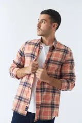 Camisa de hombre a cuadros color rosa, blanco y azul, de corte slim, manga larga, con bolsillo en el pecho y logo bordado.