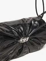 Bolso de hombro Diesel Scrunch-D, color gris oscuro metalizado, con diseño arrugado y logo "D" en la solapa delantera. Cuenta con cierre de cordón ajustable y correa de hombro regulable.