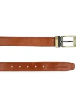 Cinturón de cuero marrón con hebilla metálica rectangular color bronce.