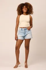 Short de jean nevado con botamanga y licra.