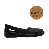 Zapato casual negro tipo zapatilla baja con diseño perforado en la puntera, aplique decorativo en forma de hoja con tachuela metálica y tira ajustable en el talón. Cuenta con plantilla de cuero y suela flexible.
