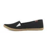 Zapatilla casual Moleca para mujer, tipo alpargata baja de color amarillo, con perforaciones en toda la capellada para mayor ventilación, suela texturizada tipo yute y detalle de aplique marrón con un corazón metálico en el talón.