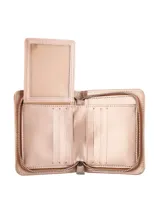 Monedero pequeño color plateado, marca Terrano, con cierre perimetral y logo metálico en el frente.