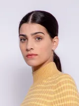 Polera amarilla con cuello alto y diseño a rayas horizontales.