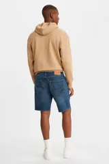 Bermuda de jean azul con corte recto, tiro medio y cierre con botones.