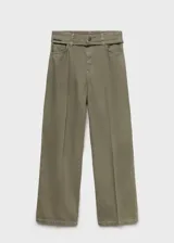 Pantalón estilo jeans de corte wide leg, color verde militar, con tiro medio, cierre frontal de cremallera y botón, cinco bolsillos y cinturón fino decorativo en la cintura.