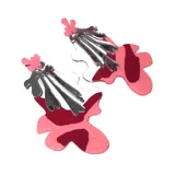 Aros colgantes con forma abstracta, con piezas de acrílico rosa y rojo, detalles plateados y pieza superior con forma de flor.