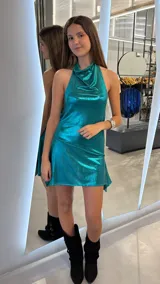 Vestido corto turquesa metalizado con escote halter drapeado y acabado plisado.