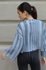 Sweater tejido de punto a rayas texturizado con lurex, color verde y azul. Cuenta con un calce oversize, mangas tres cuartos y cuello bote.