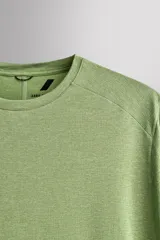 Remera de entrenamiento regular fit de Zara Athleticz, confeccionada en tejido técnico verde melange con estructura, ligero y elástico. Cuenta con tecnología Quick Dry nivel 2, cuello redondo, manga corta, costuras planas y detalle de logo estampado.