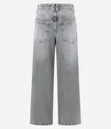Pantalón skater de jean color gris con lavado dirty, tiro bajo, trabillas anchas en la cintura y bolsillos diferenciados.