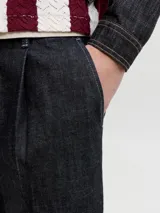 Bermuda de denim azul oscuro con pinzas, de corte ancho y largo hasta las rodillas, con costuras a contratono.