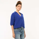 Sweater de punto en color azul real, con cuello en V y cuello tipo polo, de manga corta y diseño holgado.