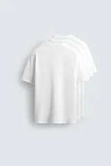 Pack de tres camisetas básicas de hombre, corte regular, cuello redondo y manga corta.