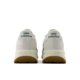 Championes New Balance de la serie 370 inspirados en el estilo de los años 70. La parte superior está hecha de gamuza y malla. La entresuela de espuma EVA elevada absorbe los impactos y proporciona un alto nivel de comodidad. La suela dotada de un dibujo clásico garantiza un buen agarre al suelo.