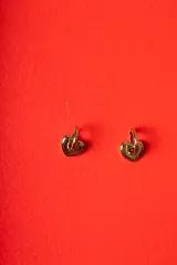 Aros tipo argolla pequeña con dije colgante en forma de corazón redondeado y acabado pulido.