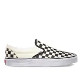 Championes Vans Classic Slip-On con estampado a cuadros blancos y negros.
