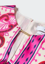 Mono largo de satén con estampado cachemir en tonos rosa y blanco. Tiene cuello redondo con abertura en forma de lágrima, sin mangas y corte recto.