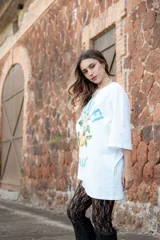 Remerón blanco de mangas cortas con estampa frontal de limones, flores y texto "Amalfi Coast Italia".