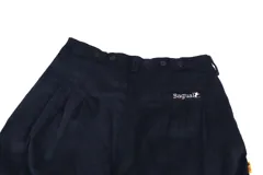 Pantalón de pana color bordó, de corte recto, con bolsillos laterales y traseros.