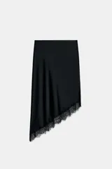 Falda midi de satén color negro, de corte al bies y terminación asimétrica con encaje.