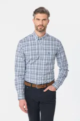 Camisa de manga larga con estampado a cuadros en tonos celeste, azul y marrón. Presenta cuello camisero con botones, cierre frontal abotonado y un bolsillo aplicado en el pecho con logo bordado.