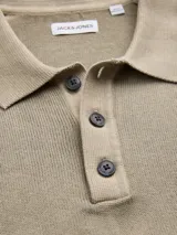 Polo de tejido de punto Jack & Jones modelo Dover, de manga corta y color beige, con cuello clásico y tapeta con tres botones oscuros.