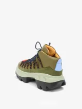 Zapatilla de cuero verde con caña alta, cordones elásticos y suela de goma de dos tonos.