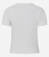 Remera baby tee de ribana blanca, de corte ajustado, con mangas cortas y cuello redondo. Presenta estampa frontal con la inscripción en negro 'dolce far niente' y diseño de cerezas con un lazo.