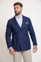 Blazer azul marino de doble botonadura, con solapas de muesca, bolsillo de parche en el pecho con pañuelo estampado y bolsillos de parche en la parte delantera.