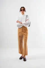 Pantalón de vestir color camel, tiro alto, corte recto y ancho, con puños doblados en el ruedo.