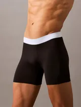 Pack de tres calzoncillos tipo boxer brief Calvin Klein, confeccionados en mezcla de algodón elástico. Diseño de talle medio con cinturilla elástica distintiva de la marca en colores azul, celeste y salmón.