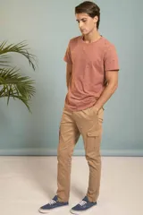 Pantalón cargo azul marino de corte recto con múltiples bolsillos y cierre de botón y cremallera.