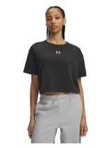 Remera corta Under Armour de corte boxy y estilo lavado, con mangas cortas, cuello redondo y el logo de la marca estampado en el centro del pecho.