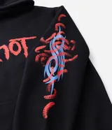 Buzo con capucha de corte relajado, color negro, con estampado frontal y en la manga con el logo de la banda Slipknot en tonos rojos y azules.