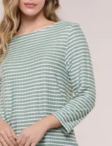 Blusa de manga tres cuartos color verde con rayas horizontales blancas, escote bote y ruedo curvo.