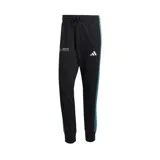 Pantalón de jogging Adidas Motorsport Mercedes AMG Petronas, color negro con tres tiras celestes en los laterales y logo estampado. Confeccionado en felpa francesa de algodón suave.