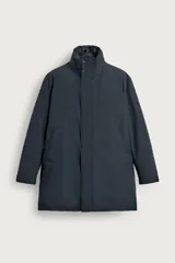 Parka regular fit acolchada de color negro, confeccionada en tejido técnico repelente al agua, con cuello doble subido, manga larga con puños ajustables, bolsillos de vivo en la cadera y cierre frontal con cremallera oculta por solapa con botones a presión.