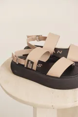 Sandalias negras de cuero sintético con plataforma y doble tira ancha.